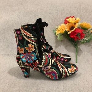 NWOT - Elegant Embroidered Brocade Lace-up Ankle Boots